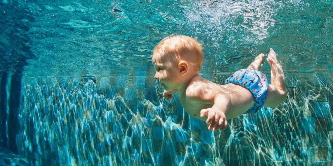 bebe nadando