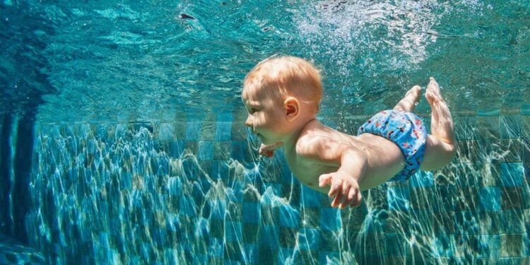 bebe nadando