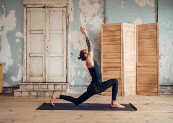 Hombre haciendo yoga