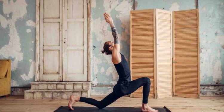 Hombre haciendo yoga