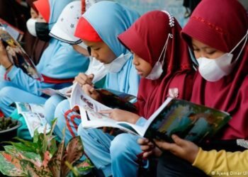 Consigue libros para niños a cambio de basura y plástico