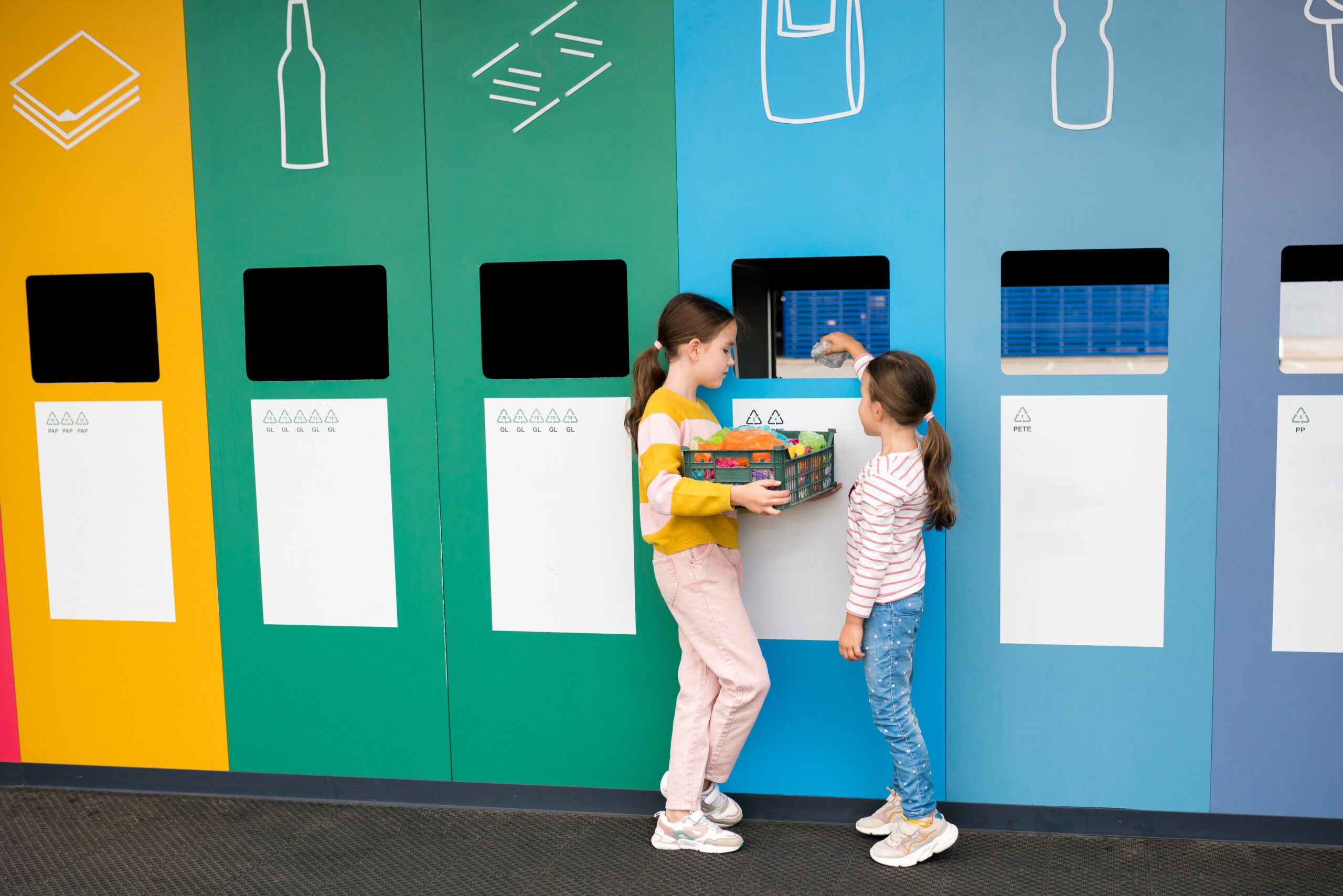 Reciclaje y contenedor amarillo